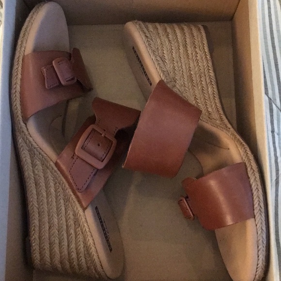 🌸DONATED🌸NWT Clarks Dark Tan Leather Sandals - Picture 3 of 6